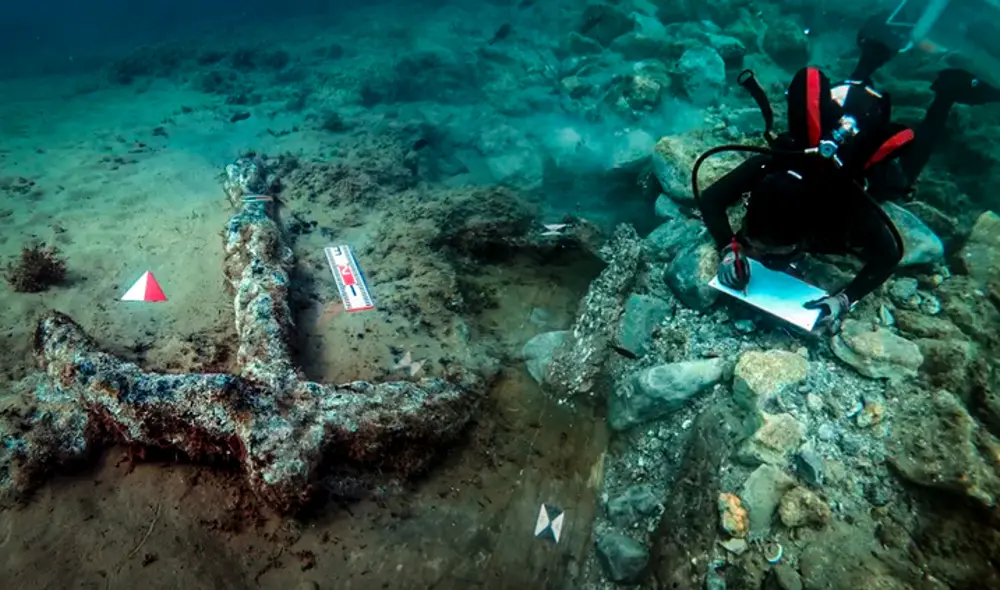 Descubren antiguo barco hundido en Sicilia que revela la importancia de la isla en el comercio mediterráneo. Foto; composición LR Descubren antiguo barco hundido en Sicilia que revela la importancia de la isla en el comercio mediterráneo. Foto; composición LR