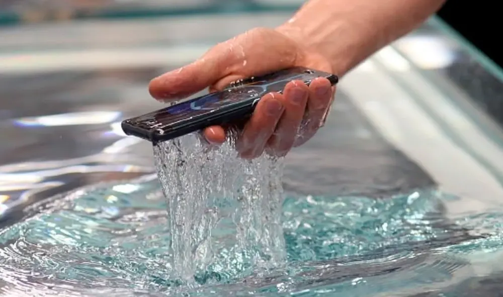 Si tu celular se cae al agua, no debes encenderlo inmediatamente, pues podrías provocar un cortocircuito. Foto: difusión