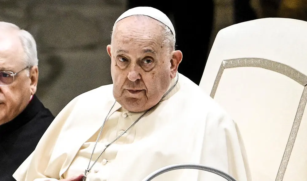 El papa Francisco, de 88 años, sufrió una caída en su residencia del Vaticano, causando una contusión en el antebrazo derecho, aunque no se registraron fracturas. Foto: AFP El papa Francisco, de 88 años, sufrió una caída en su residencia del Vaticano, causando una contusión en el antebrazo derecho, aunque no se registraron fracturas. Foto: AFP