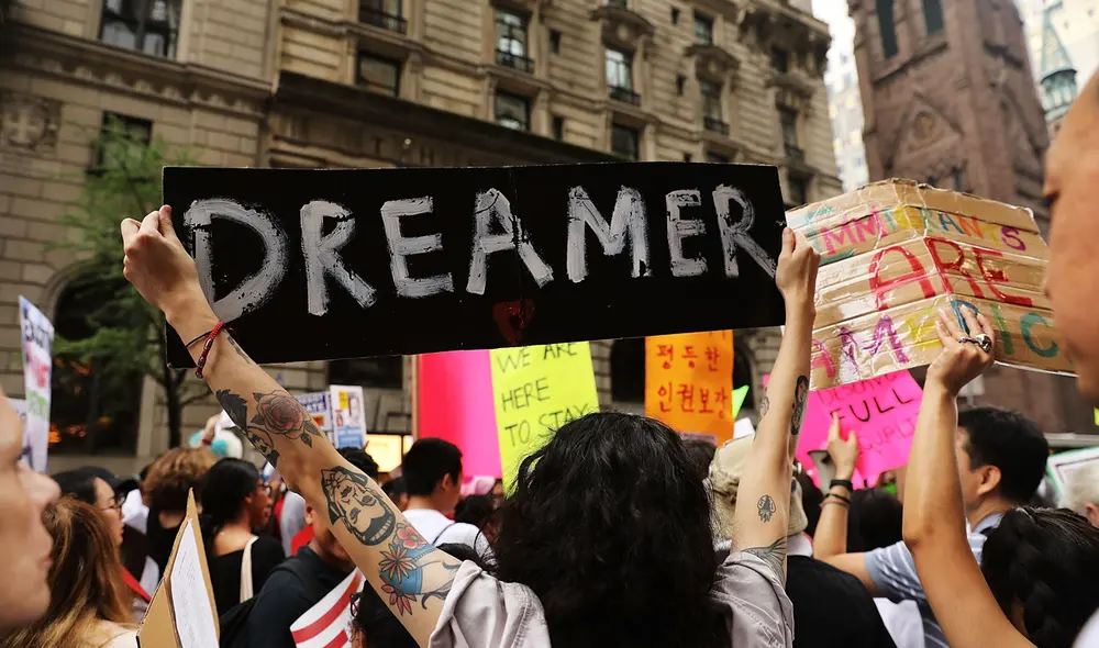 DACA protege a los Dreamers de la deportación y les otorga permisos de trabajo, permitiendo que estudien y trabajen legalmente en Estados Unidos. Foto: CNN DACA protege a los Dreamers de la deportación y les otorga permisos de trabajo, permitiendo que estudien y trabajen legalmente en Estados Unidos. Foto: CNN