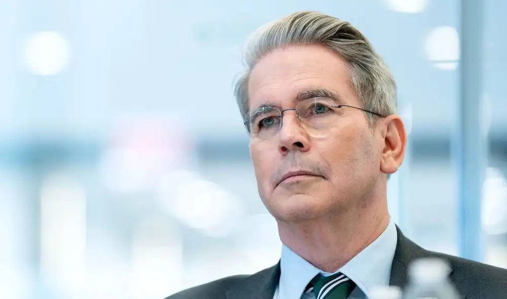 Durante su audiencia en el Senado, Bessent propuso extender recortes fiscales y aumentar aranceles a importaciones, especialmente de China, buscando fortalecer la economía nacional y reducir el déficit. Foto: CNN