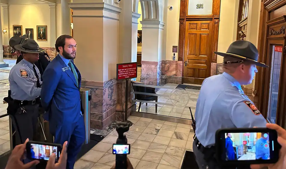 Arrestan a senador de Georgia tras intentar desafiar la prohibición de entrar a la Cámara de Representantes Foto: Fox News