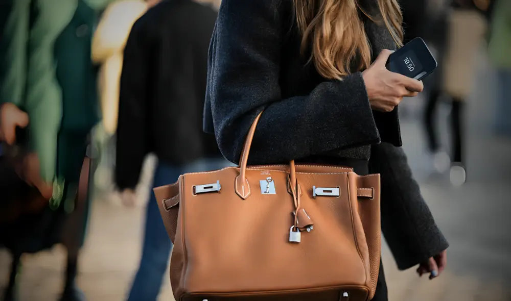 El "Walmart Birkin" ha logrado posicionarse como una opción accesible para muchos consumidores. Foto: ELLE El "Walmart Birkin" ha logrado posicionarse como una opción accesible para muchos consumidores. Foto: ELLE