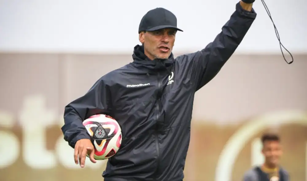 Fabián Bustos cumple su segunda temporada al mando del equipo crema. Foto: Universitario Fabián Bustos cumple su segunda temporada al mando del equipo crema. Foto: Universitario