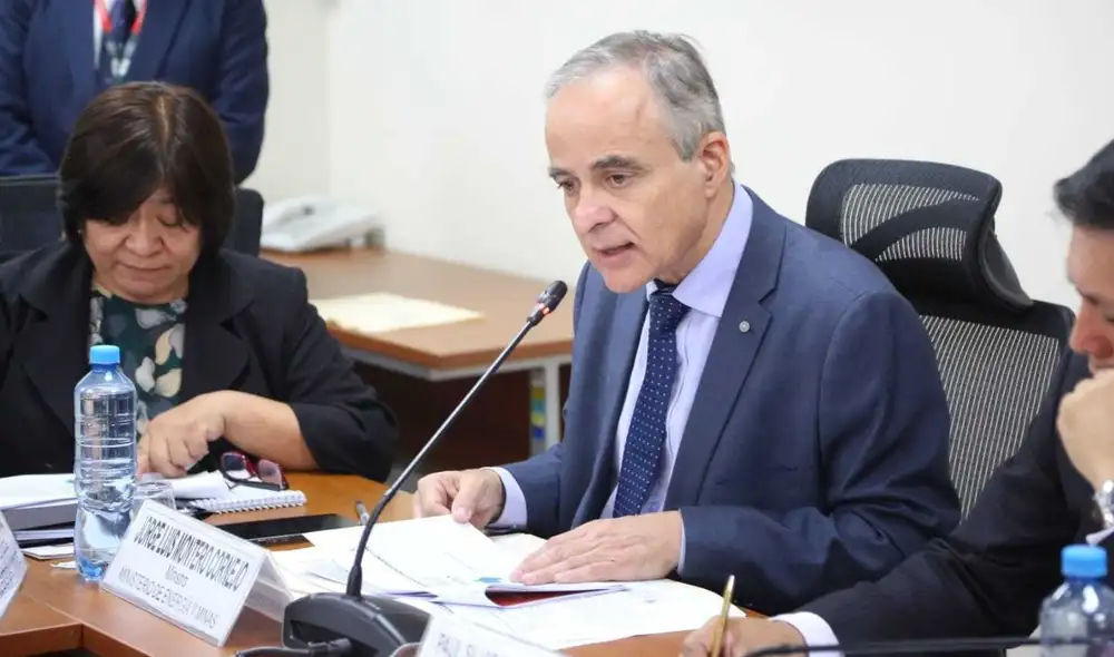 El ministro de Energía y Minas también expuso los alcances del Decreto de Urgencia para el rescate financiero de Petroperú. Foto: Congreso
