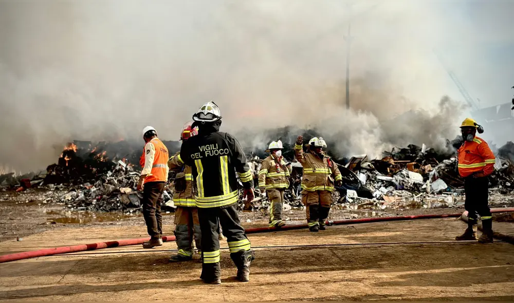 Bomberos lograron controlar el fuego que se extendió rápidamente por el material inflamable. Foto: Fiorella Alvarado - La República