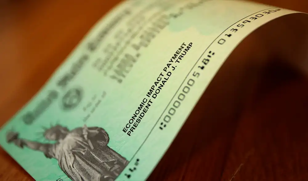 Nueva York entrega cheques de estímulo de 900 dólares para costear la demanda de electricidad. Foto: Composición LR Nueva York entrega cheques de estímulo de 900 dólares para costear la demanda de electricidad. Foto: Composición LR