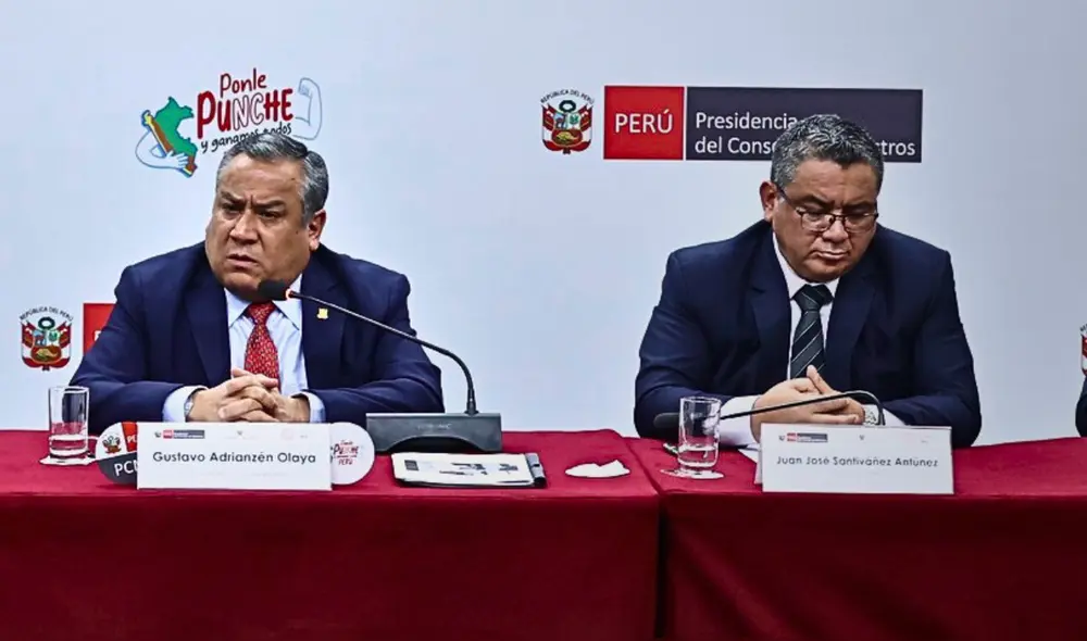 Gustavo Adrianzén respaldó a Juan José Santiváñez en su cargo pese al aumento de inseguridad en el país. | Composición LR. Gustavo Adrianzén respaldó a Juan José Santiváñez en su cargo pese al aumento de inseguridad en el país. | Composición LR.