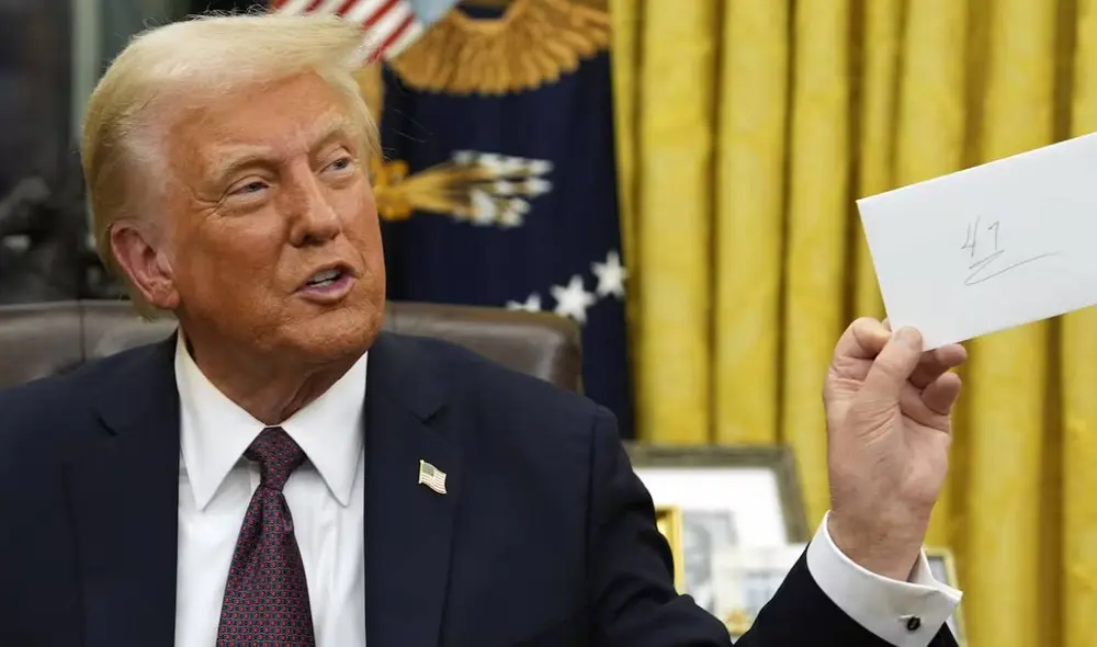 En la transición presidencial de EE. UU., Joe Biden dejó una carta personal para Donald Trump, un gesto de cortesía que simboliza el respeto institucional. Este ritual, respetado por décadas, mantiene viva la tradición democrática. Foto: La Nación En la transición presidencial de EE. UU., Joe Biden dejó una carta personal para Donald Trump, un gesto de cortesía que simboliza el respeto institucional. Este ritual, respetado por décadas, mantiene viva la tradición democrática. Foto: La Nación