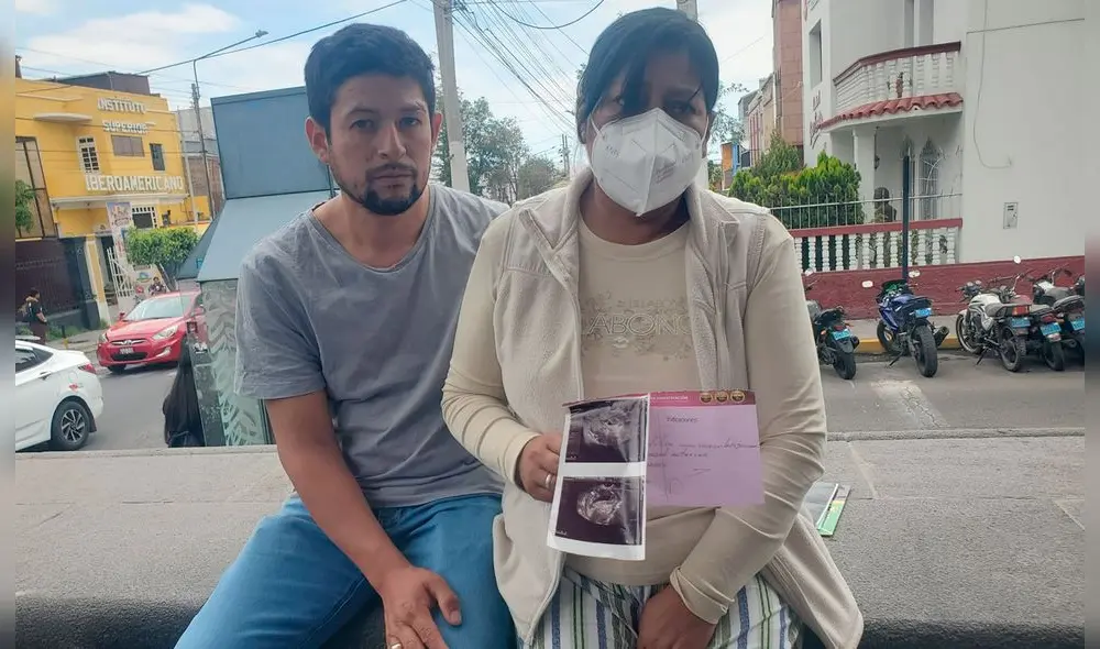 Madre debe velar por su menor hijo pese a estar delicada de salud. Foto: Leonela Aquino/La República Madre debe velar por su menor hijo pese a estar delicada de salud. Foto: Leonela Aquino/La República