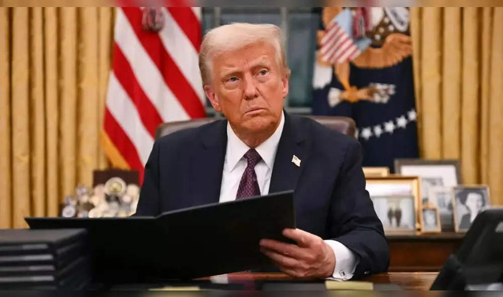 El presidente de Estados Unidos, Donald Trump, firmó este jueves un decreto para desclasificar los archivos secretos. Foto: AFP