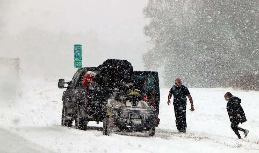 Las escuelas y oficinas cerraron debido a la tormenta, mientras ciudadanos disfrutaron de la nieve construyendo muñecos y organizando batallas, adaptándose a este inédito fenómeno invernal. Foto: Orlando Sentinel