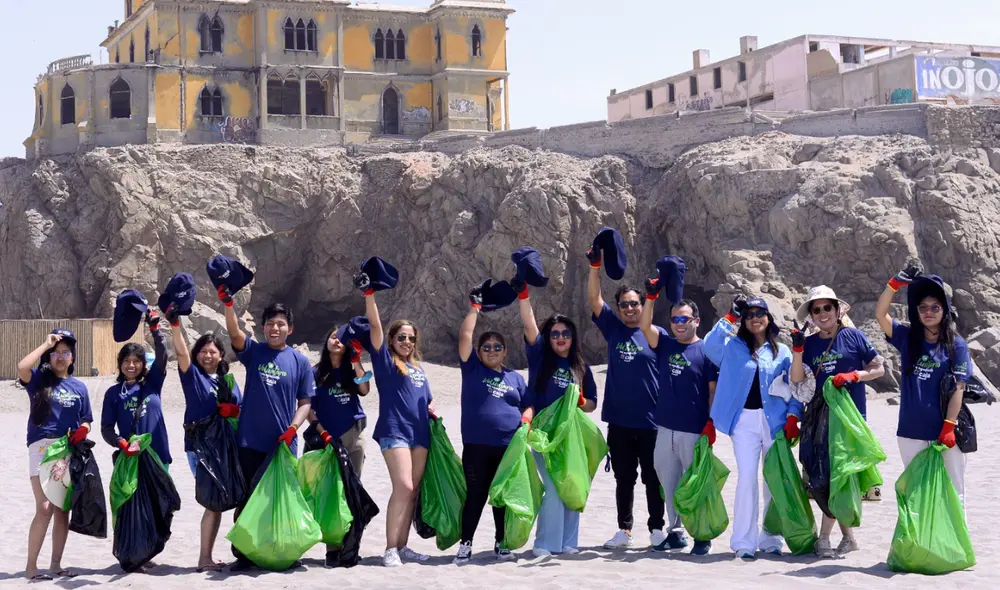 Caja Arequipa realizó el 18 de enero una jornada de limpieza en playas del litoral peruano, donde 280 voluntarios recolectaron 780 kilos de residuos. Caja Arequipa realizó el 18 de enero una jornada de limpieza en playas del litoral peruano, donde 280 voluntarios recolectaron 780 kilos de residuos.