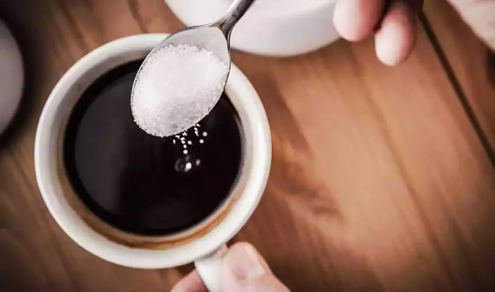 El estudio revela que añadir azúcar o edulcorantes artificiales al café alterarían las propiedades beneficiosas de la cafeína. Foto: Difusión