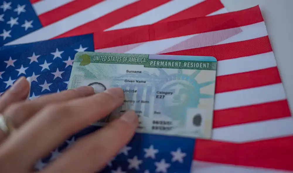 La Green Card es un documento que otorga la residencia permanente en Estados Unidos. Esto significa que su titular puede vivir y trabajar legalmente en el país de forma indefinida. Foto: Telemundo La Green Card es un documento que otorga la residencia permanente en Estados Unidos. Esto significa que su titular puede vivir y trabajar legalmente en el país de forma indefinida. Foto: Telemundo