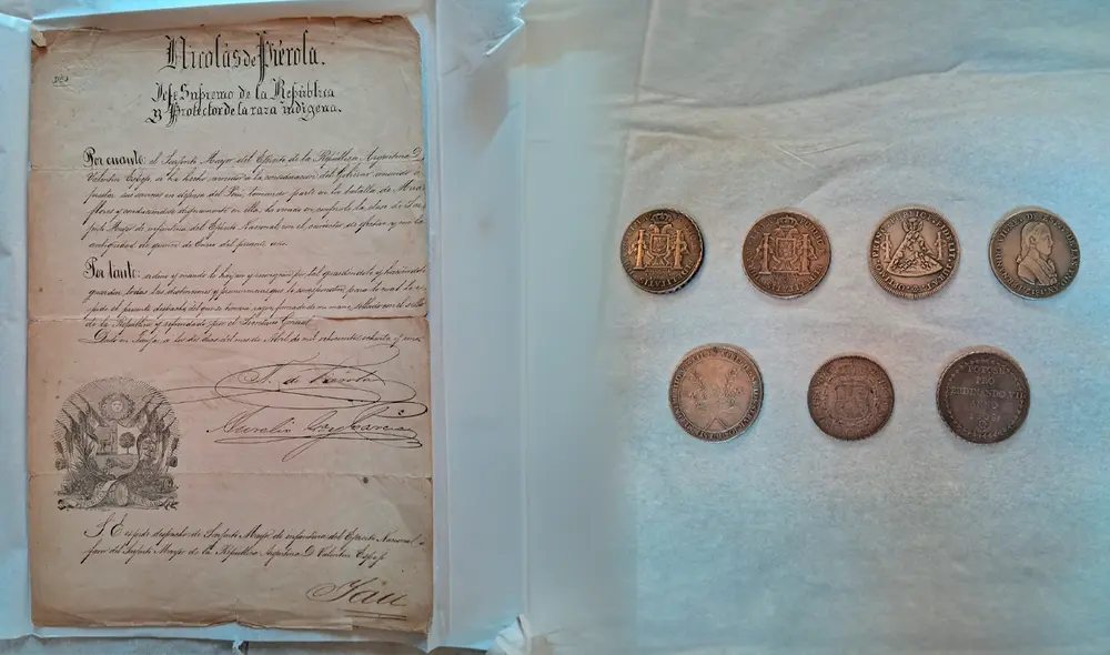 Documento firmado por el presidente Nicolás de Piérola en 1881 y medallas de 1789. Fotocomposición. Documento firmado por el presidente Nicolás de Piérola en 1881 y medallas de 1789. Fotocomposición.