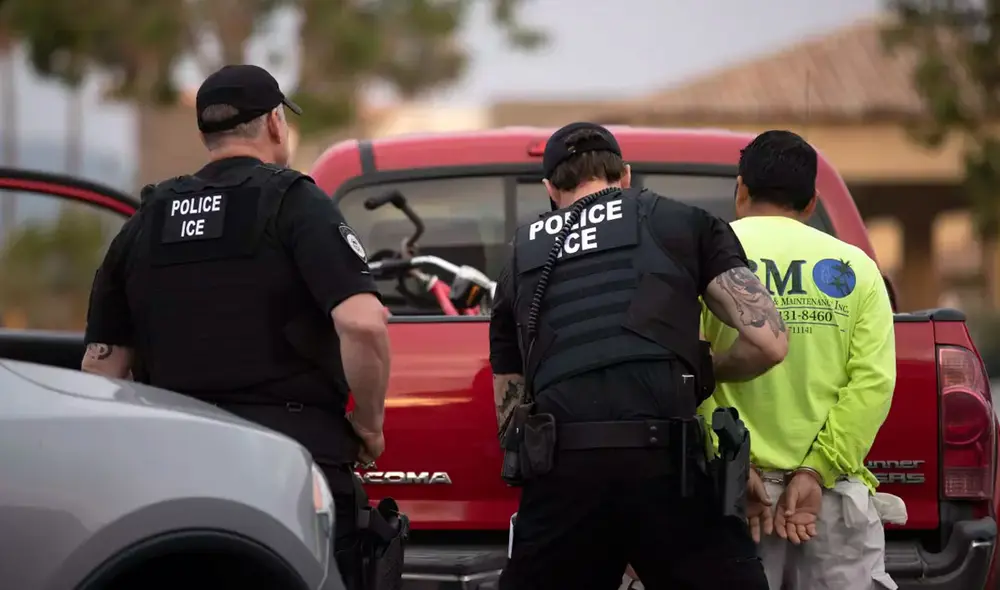 Organizaciones recomiendan a los inmigrantes tener acceso a números de emergencia para reportar actividad de ICE en sus zonas. Foto: Los Ángeles Times Organizaciones recomiendan a los inmigrantes tener acceso a números de emergencia para reportar actividad de ICE en sus zonas. Foto: Los Ángeles Times