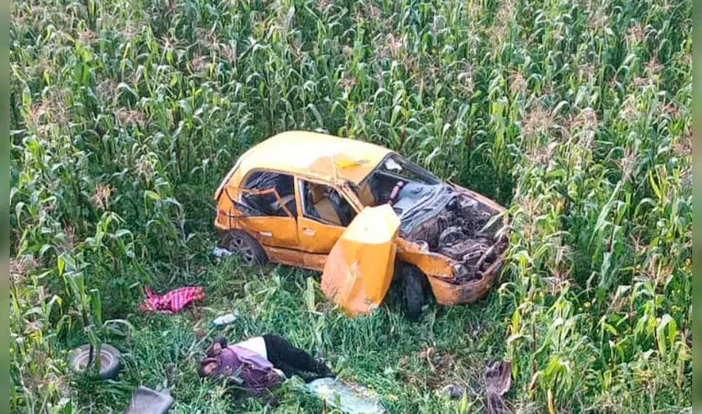 Vehículo quedó destruido en campo de cultivo de Anta, Cusco. Foto: Luis Álvarez/La República