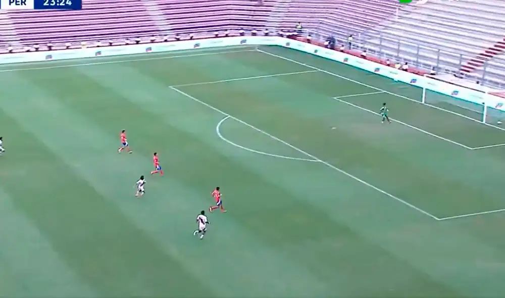 El volante de Alianza Lima aprovechó un error del arquero chileno. Foto: DSports