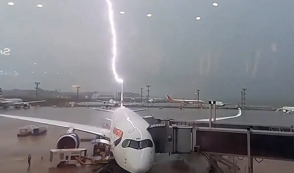 Rayo impacto un avión en Brasil. Foto: Captura