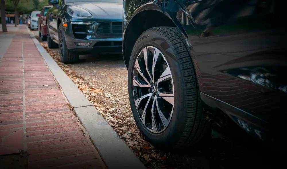 Una nueva ley en California cambiará los métodos de estacionamiento de los conductores. Foto: Composición LR