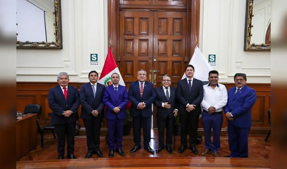 El premier reafirmó el compromiso del Gobierno Central con la descentralización y el cumplimiento de acuerdos con los gobiernos regionales. El premier reafirmó el compromiso del Gobierno Central con la descentralización y el cumplimiento de acuerdos con los gobiernos regionales.