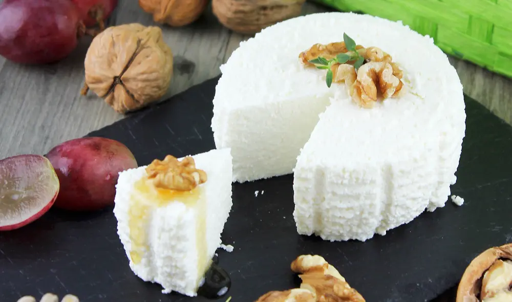 El requesón, conocido también como queso cottage, se elabora principalmente a partir de leche de vaca. Foto: Cielos Kitchen