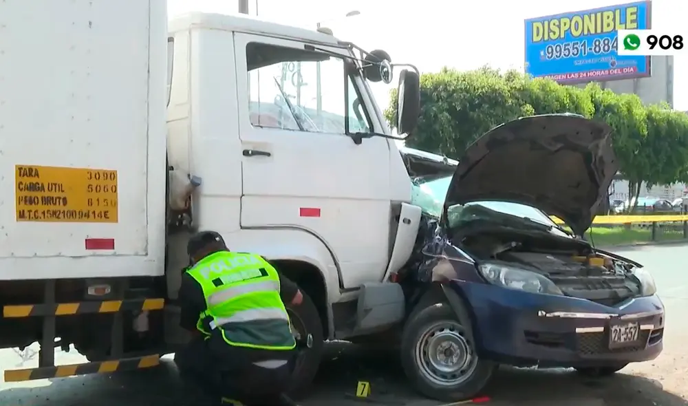 La víctima, de aproximadamente 50 años, se encontraba en el asiento trasero del automóvil. Foto: captura/América TV La víctima, de aproximadamente 50 años, se encontraba en el asiento trasero del automóvil. Foto: captura/América TV