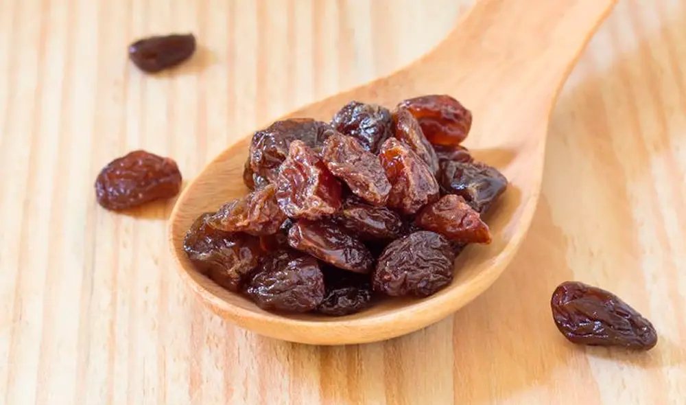 Una de las formas más comunes de consumir las pasas es mezclarlas con yogurt natural o griego. Foto: difusión Una de las formas más comunes de consumir las pasas es mezclarlas con yogurt natural o griego. Foto: difusión