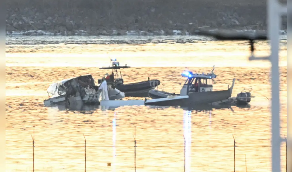 Efectivos del equipo de rescate trabajan en el río Potomac luego el accidente aéreo en Washington. Foto: AFP.