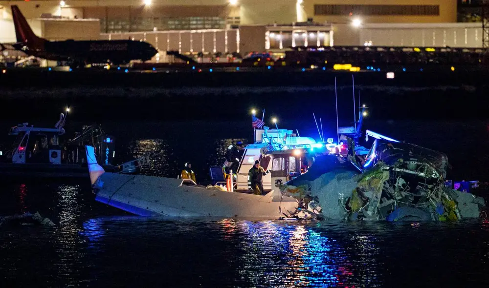 El accidente, que ocurrió alrededor de las 9 p.m. EST, resultó en la suspensión de vuelos en el aeropuerto. Foto: Newsweek El accidente, que ocurrió alrededor de las 9 p.m. EST, resultó en la suspensión de vuelos en el aeropuerto. Foto: Newsweek