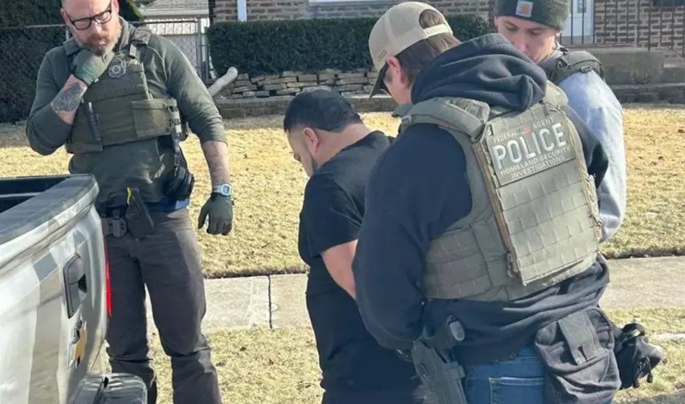 Recientemente, el ICE detuvo a 1.200 inmigrantes indocumentados en un día, manteniendo una meta diaria de 1.200 a 1.500 arrestos. Foto: La Nación Recientemente, el ICE detuvo a 1.200 inmigrantes indocumentados en un día, manteniendo una meta diaria de 1.200 a 1.500 arrestos. Foto: La Nación