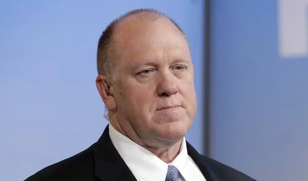 Tom Homan, durante una entrevista con CNN, resaltó cómo el conocimiento de derechos ha dificultado las detenciones de inmigrantes en ciudades santuario. Foto: AFP