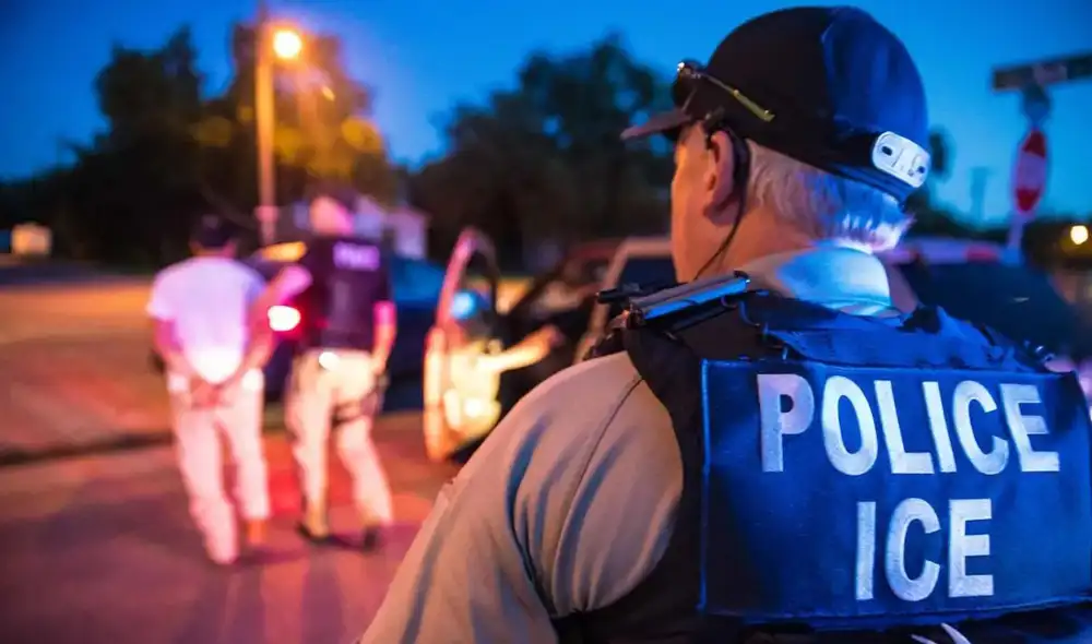 A medida que las redadas aumentan, organizaciones humanitarias asesoran a inmigrantes sobre sus derechos, subrayando la importancia de no abrir la puerta sin orden judicial. Foto: Enlace Latino