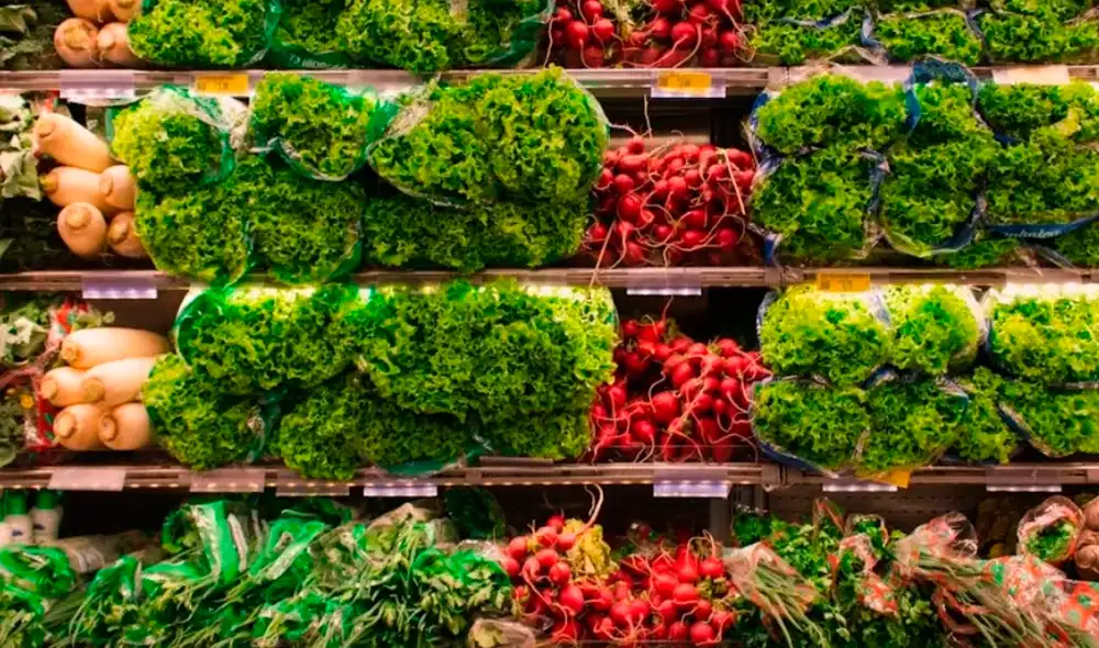 Una verdura envasada de Walmart ha sido clasificada como peligrosa debido a una bacteria. Foto: Composición LR Una verdura envasada de Walmart ha sido clasificada como peligrosa debido a una bacteria. Foto: Composición LR