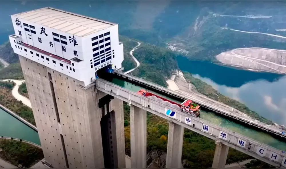 El ascensor de barcos en la presa de las Tres Gargantas es una obra colosal de ingeniería china que ha transportado más de 15,49 millones de toneladas de carga. Foto: composición LR/Xinhua/CCTV