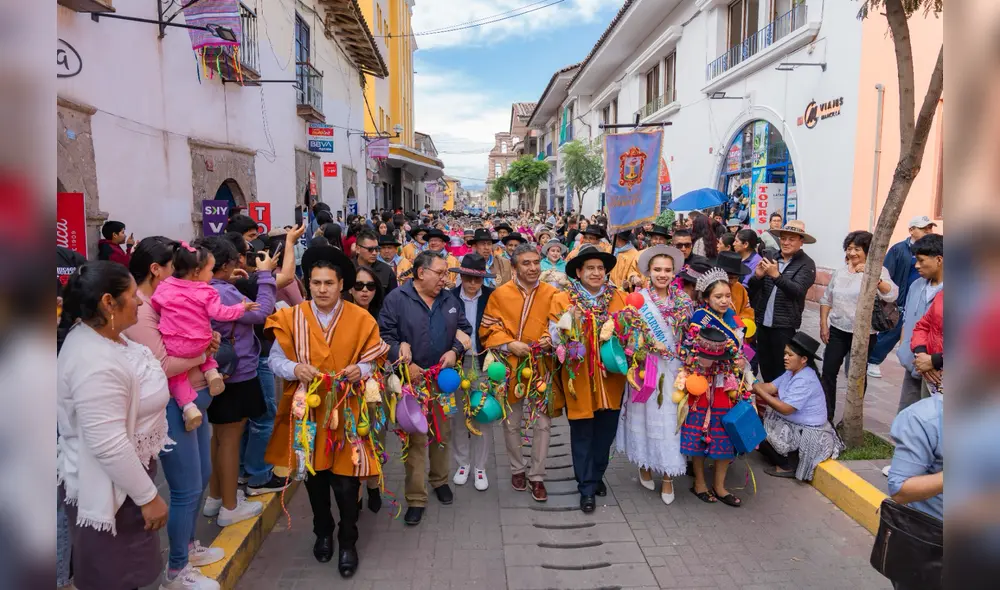 Durante el lanzamiento, miles de personas se reunieron en la Plaza Mayor, disfrutando de comparsas, danzas y un espectáculo de fuegos artificiales que atrajo la atención de los visitantes locales e internacionales. Durante el lanzamiento, miles de personas se reunieron en la Plaza Mayor, disfrutando de comparsas, danzas y un espectáculo de fuegos artificiales que atrajo la atención de los visitantes locales e internacionales.