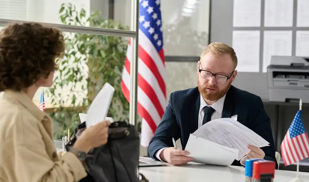 Adultos mayores de 50 años que han vivido 20 años en EE. UU. como residentes permanentes pueden acceder a esta oportunidad. Es crucial que su estatus esté en regla y cumplan con los requisitos del USCIS. Foto: Freepik