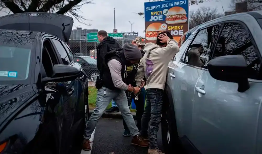 Durante el fin de semana, el ICE llevó a cabo operativos en varias ciudades de Illinois, resultando en múltiples detenciones, aunque se desconoce el número exacto en el estado. Foto: La Nación