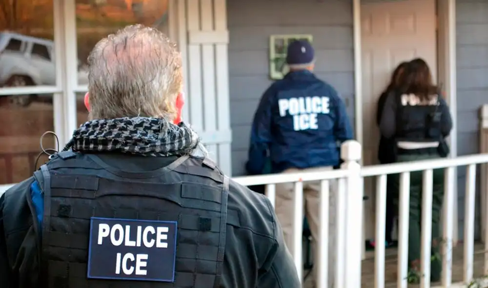 Identificar al ICE durante las redadas para los arrestos de inmigrantes en Estados Unidos no es complicado. Foto: BBC News