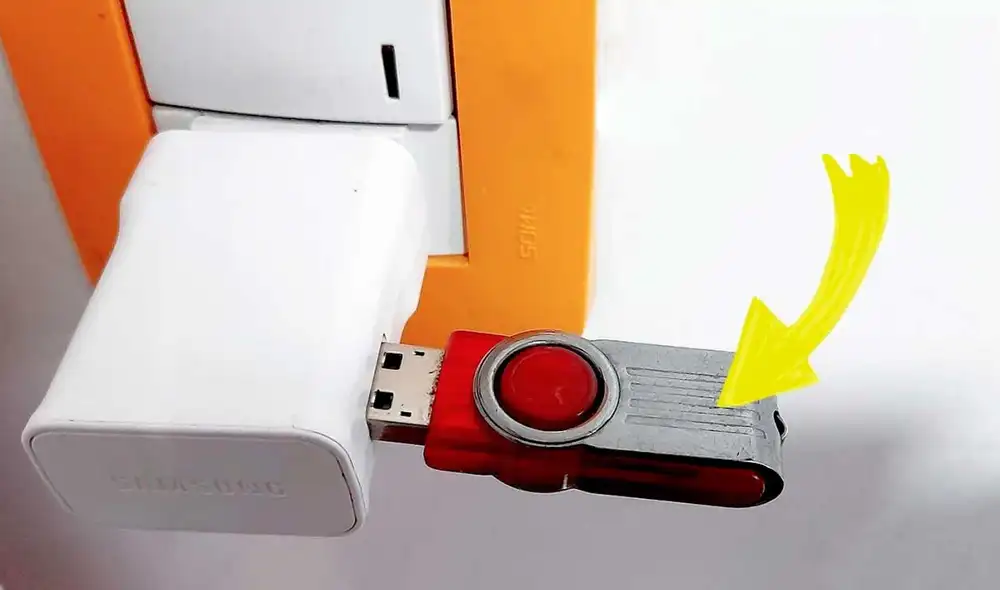 Misterio resuelto. Revelaremos lo que ocurre al conectar un pendrive al cargador del celular. Foto: Microtécnica/captura de YouTube