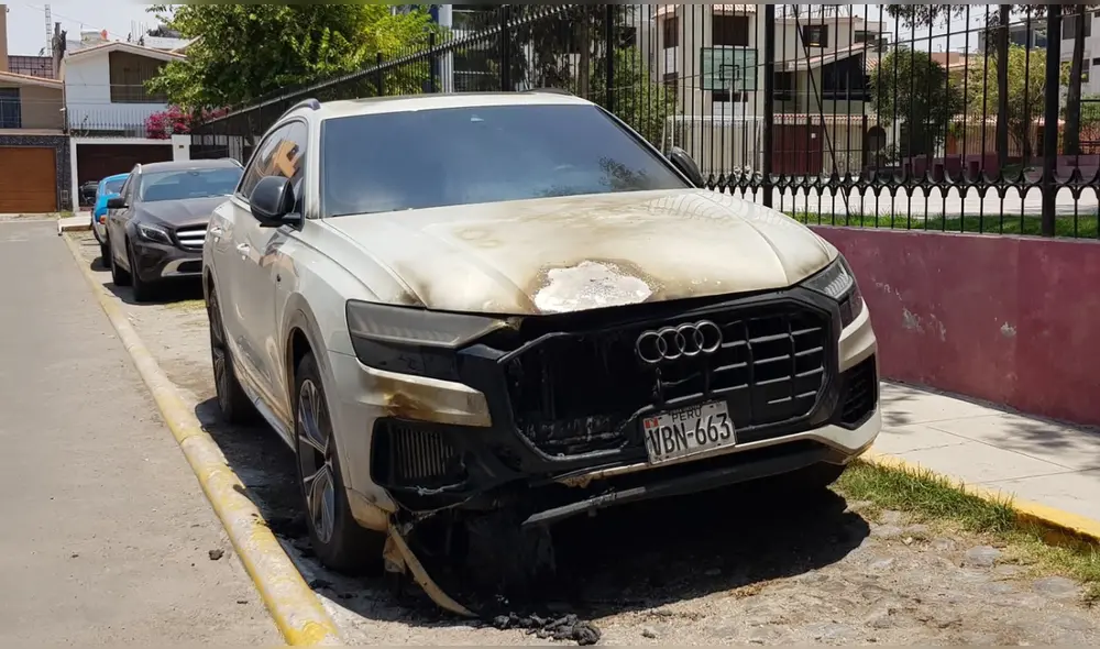 Auto término en pésimas condiciones tras atentado. Foto: Wilder Pari - La República Auto término en pésimas condiciones tras atentado. Foto: Wilder Pari - La República