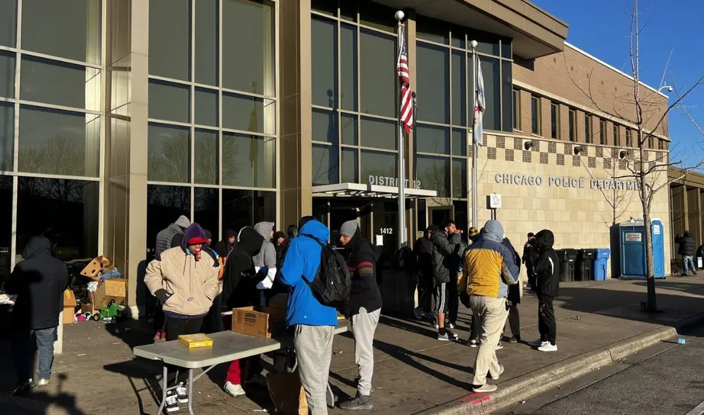 Los programas incluyen asistencia alimentaria, cobertura médica y educación pública, promoviendo el bienestar de inmigrantes vulnerables en la comunidad. Foto: EFE