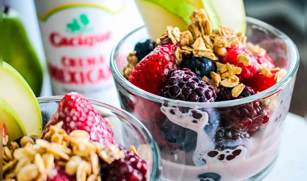 Este postre de América Latina mezcla frutas frescas como papaya, fresas, melón, manzana y plátano. Foto: Cacique Foods.