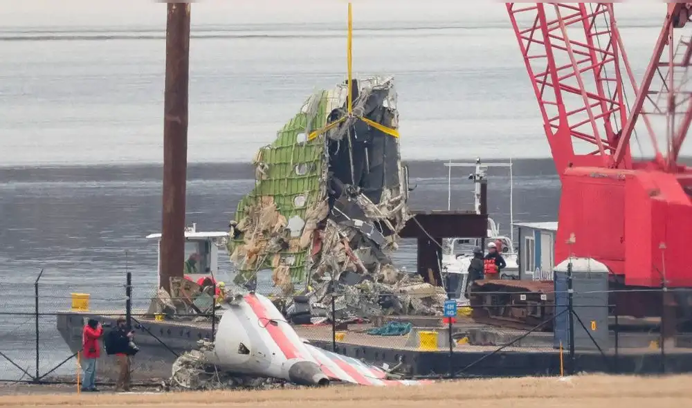 Restos del avión de American Airlines son recogidos en el río Potomac. Foto: AFP.
