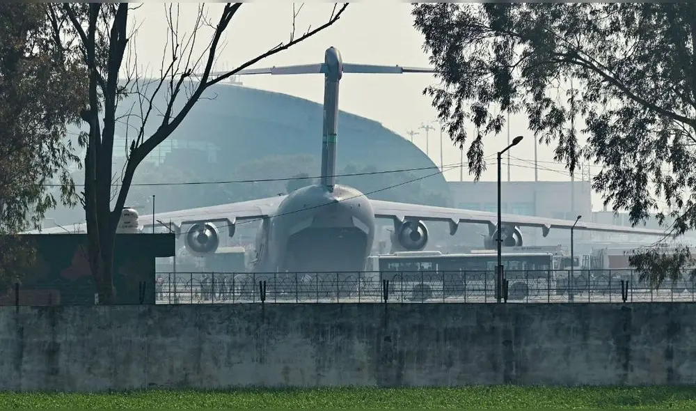 El avión militar aterrizó en el aeropuerto internacional Guru Ram Das Jee de Amritsar. Foto: AFP.