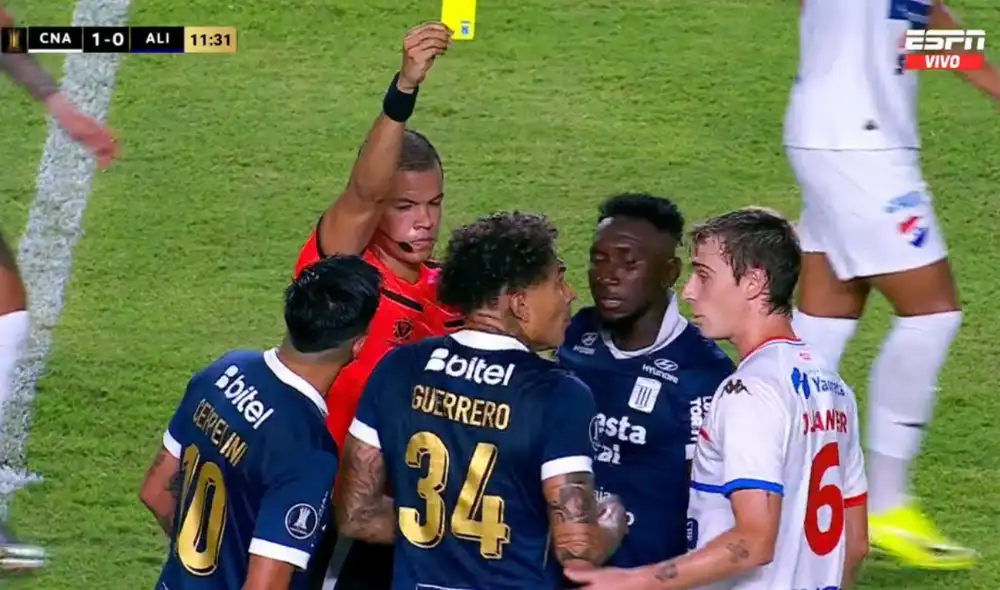 Paolo Guerrero se ganó la amarilla tras el duro codazo. Foto: composición LR/captura de ESPN