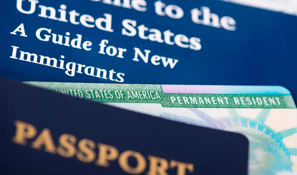 Los titulares de una Green Card deben declarar ingresos globales y pagar impuestos. Desde salarios hasta ingresos por alquileres, no hay excepción sobre el origen de los ingresos. Foto: Telemundo