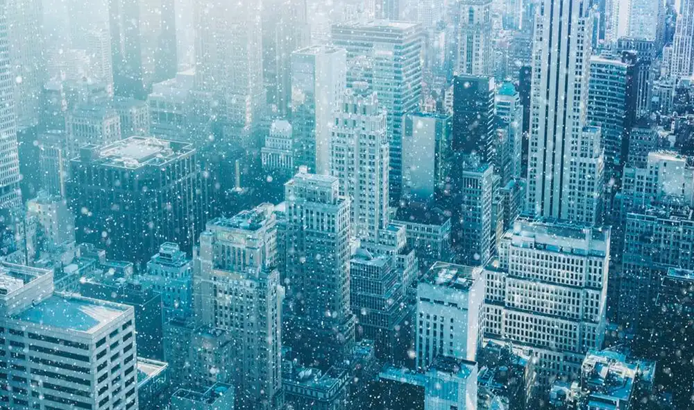 Las autoridades meteorológicas han emitido una alerta para Nueva York debido a una tormenta invernal que traerá nieve, aguanieve y lluvia helada, generando condiciones peligrosas. Foto: Freepik