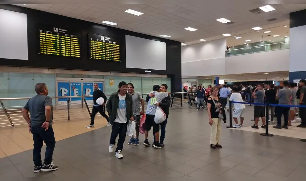 En horas de la tarde llegó el nuevo grupo de 106 peruanos deportados. Foto: Grace Mora